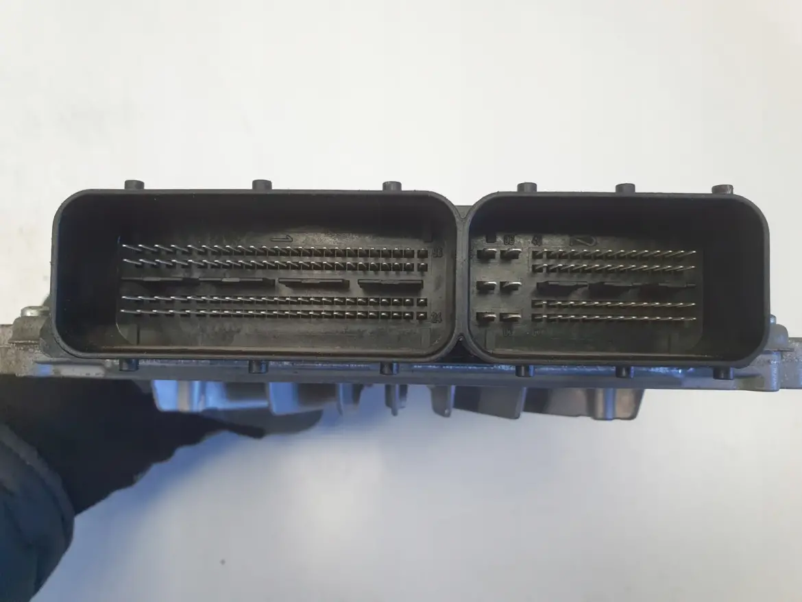 Volvo XC90 2.4 D5 KOMPUTER SILNIKA sterownik 31372225 0281019168