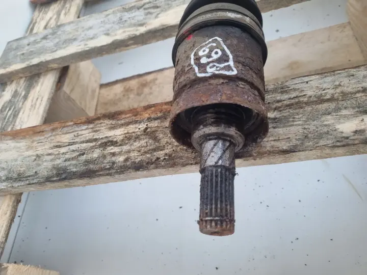 Nissan Juke 1.6 T turbo PRAWA TYLNA PÓŁOŚ półośka prawy tył Automat