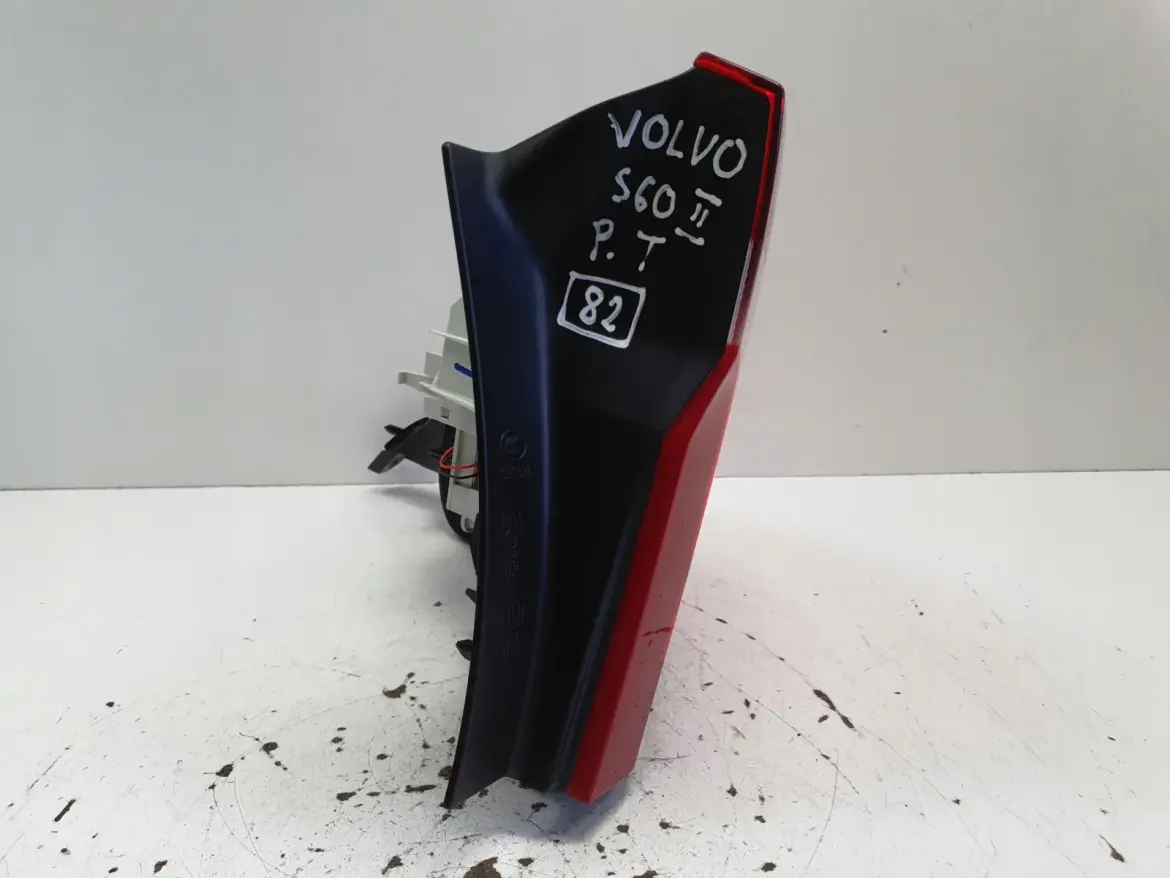 Volvo S60 II 10-13r TYLNIA TYLNA LAMPA PRAWA prawy tył ŁADNA 30796268