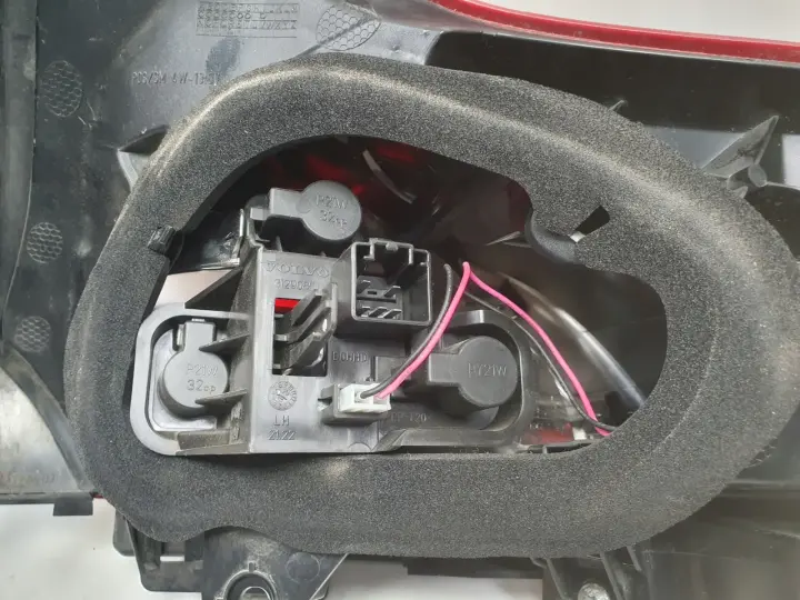 Volvo V40 II 12-16r TYLNIA TYLNA LAMPA LEWA lewy tył EUROPA 31283339