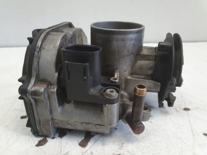 VW Bora 1.4 16V PRZEPUSTNICA 030133064F