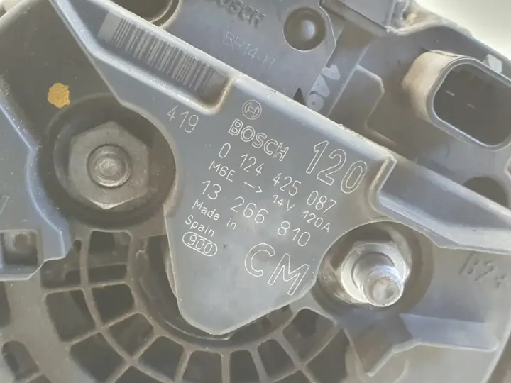 Opel Corsa D 1.4 16V ALTERNATOR bosch 0124425087 120A