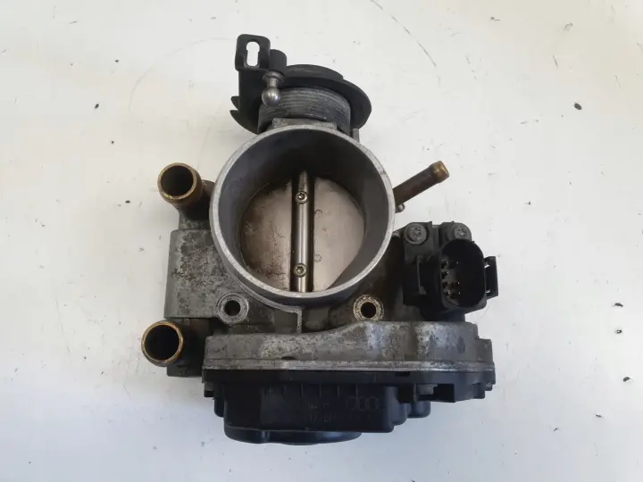 VW Passat B5 1.6 8V PRZEPUSTNICA 058133063H