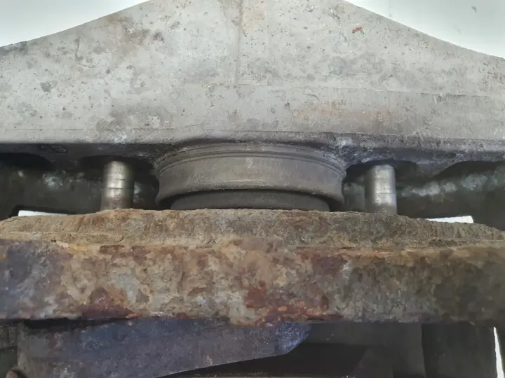 Volvo XC90 I PRZEDNI ZACISK HAMULCOWY lewy przód Kierowcy L.P 30657303 959