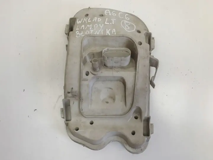 Audi A6 C6 sedan LEWY WKŁAD TYLNEJ LAMPY w Błotnik