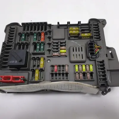 BMW X5 E70 lift 3.0 T 35i SKRZYNKA BEZPIECZNIKÓW