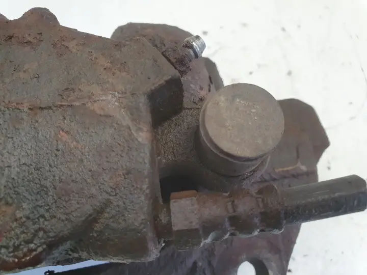 Volvo S60 II XC60 I PRZEDNI ZACISK HAMULCOWY Prawy przód PASAŻERA 31423312