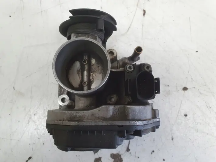 VW Bora 1.4 16V PRZEPUSTNICA 030133064F