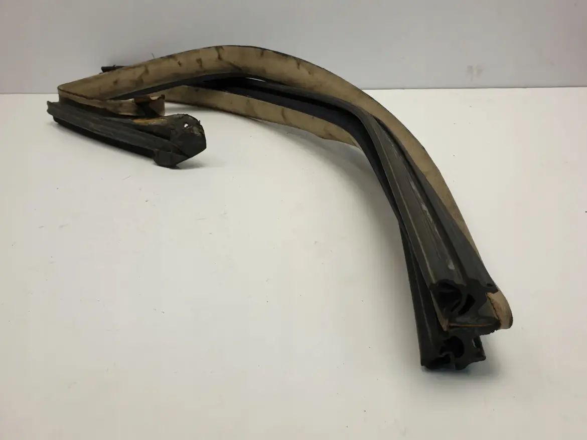 Mercedes W126 SEC PRAWA PRZEDNIA USZCZELKA Kedra