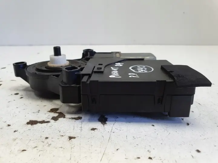 VW Passat B7 SILNICZEK PODNOSZENIA SZYBY prawy przód PASAŻERA 3C0959702A