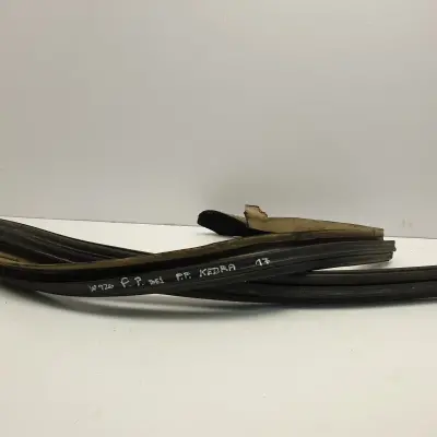 Mercedes W126 SEC PRAWA PRZEDNIA USZCZELKA Kedra