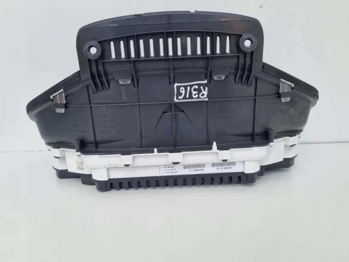 Volvo XC60 I LIFT diesel LICZNIK ZEGARY TFT Europa 31453091