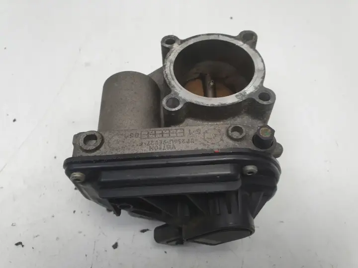 Ford Focus MK2 II 1.6 16V PRZEPUSTNICA VP4F9U-9E928-BA