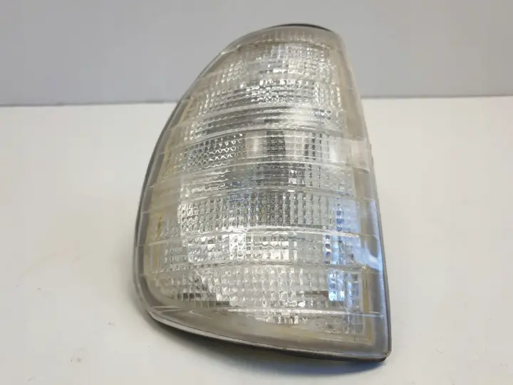 Mercedes W123 PRAWY PRZEDNI KIERUNKOWSKAZ Przód