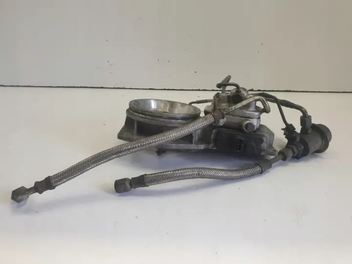 AUDI 80 B3 1.8 i ROZDZIELACZ PALIWA 0438121011