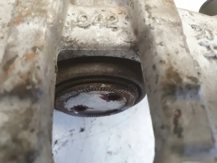Volvo V40 II TYLNY ZACISK HAMULCOWY prawy tył Pasażera P.T
