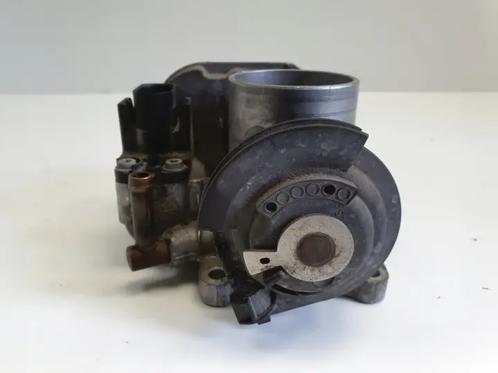 VW Golf IV 1.4 16V PRZEPUSTNICA 030133064F