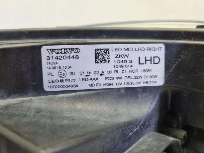 Volvo V40 II XC40 LIFT PRZEDNIA LAMPA PRAWA prawy przód LED 31420448