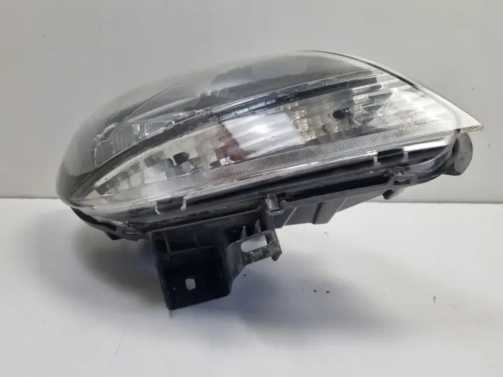 Renault Kangoo LIFT 03-08r PRZEDNIA LAMPA PRAWA PRAWY PRZÓD 8200589037