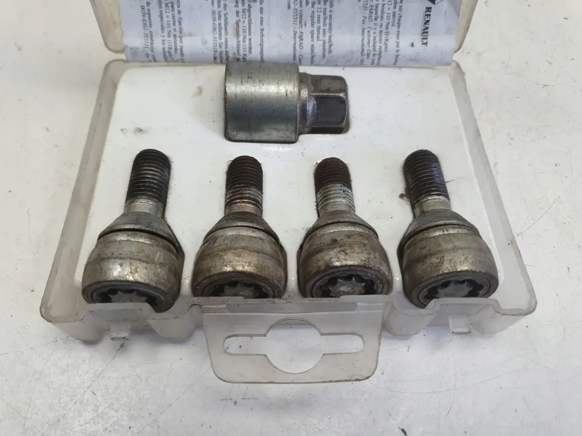 Renault Nissan ZŁODZIEJKI DO KÓŁ Felg Zestaw 4 śrub szpilek 7711239110