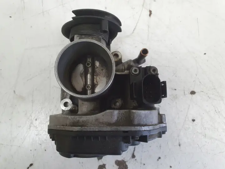 VW Bora 1.4 16V PRZEPUSTNICA 030133064F