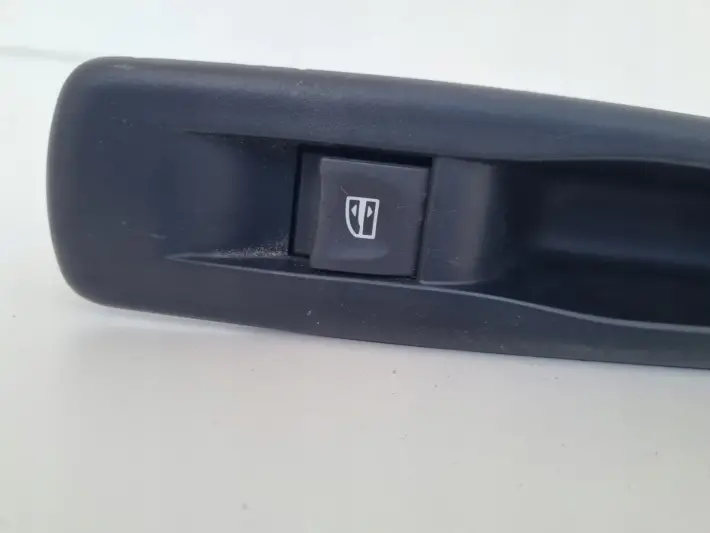 Scenic III Megane III PRZEŁĄCZNIK SZYBY lewy tył kierowcy 829500004R