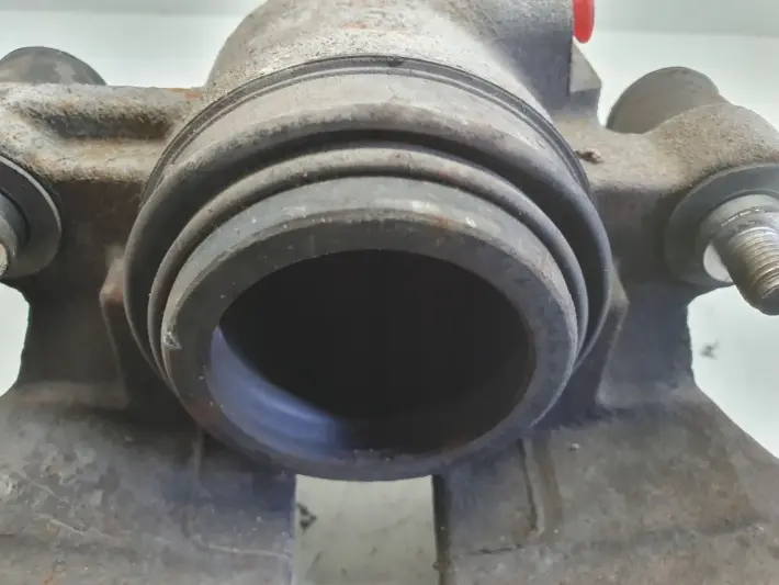 Volvo S60 II V60 I PRZEDNI ZACISK HAMULCOWY prawy przód pasażera 31471664