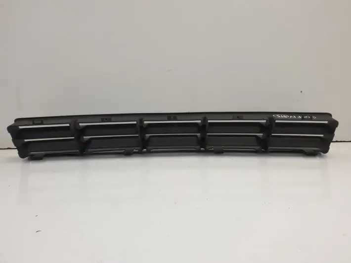 VW Golf IV ŚRODKOWA KRATKA ZDERZAKA Przód
