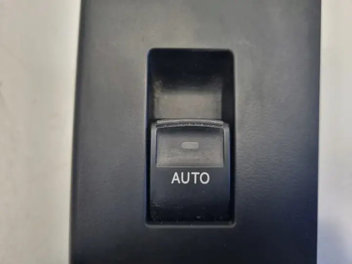 Toyota Auris II LEWY PRZEŁĄCZNIK TYLNEJ SZYBY Panel 4271-02630