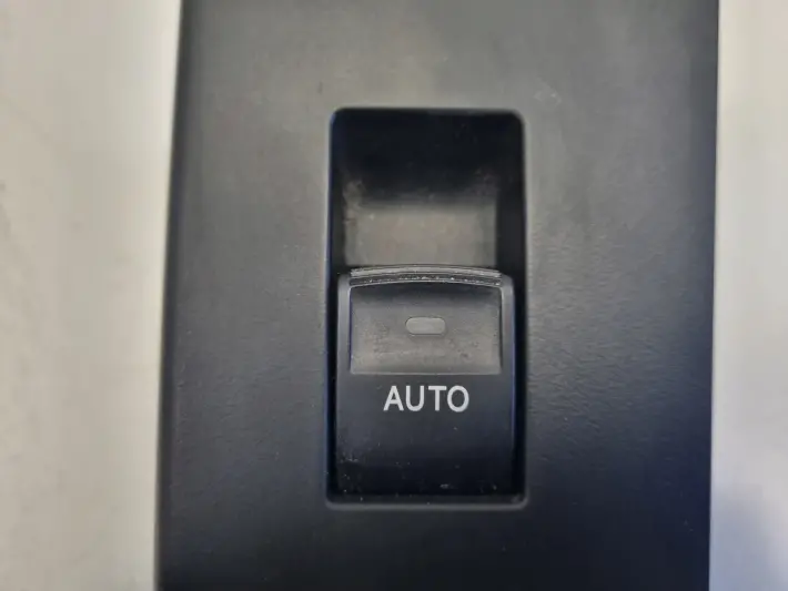 Toyota Auris II LEWY PRZEŁĄCZNIK TYLNEJ SZYBY Panel 4271-02630