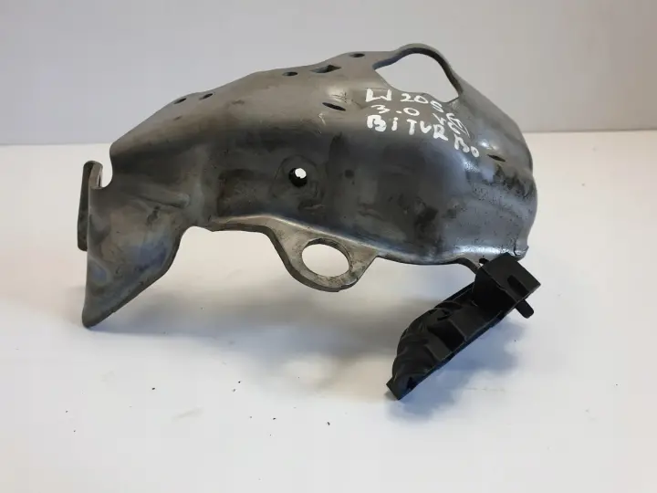 Mercedes W205 3.0 V6 OSŁONA POMPY PALIWA Uchwyt