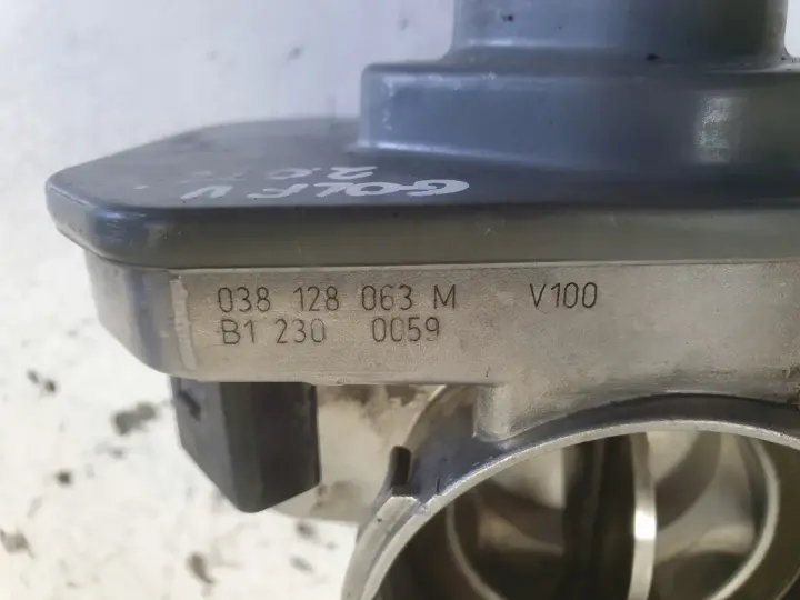 VW Golf V 2.0 TDI PRZEPUSTNICA 038128063M
