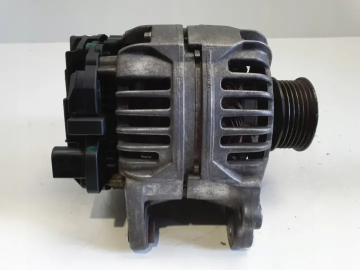 VW Golf V 1.6 8V ALTERNATOR 06A903026B bosch 70A