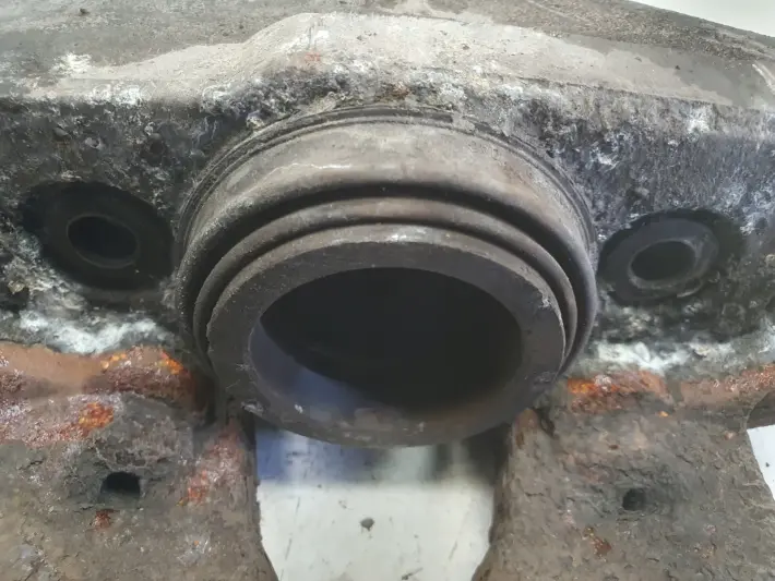 Volvo XC90 I PRZEDNI ZACISK HAMULCOWY lewy przód Kierowcy L.P 30657303 959