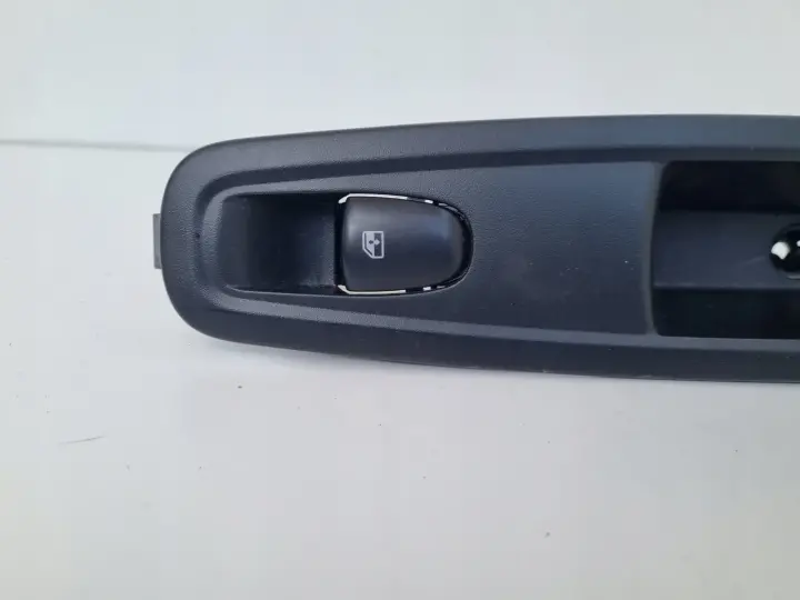 Renault Kadjar PRZEŁĄCZNIK SZYBY PANEL prawy tył PASAŻERA 829508687R
