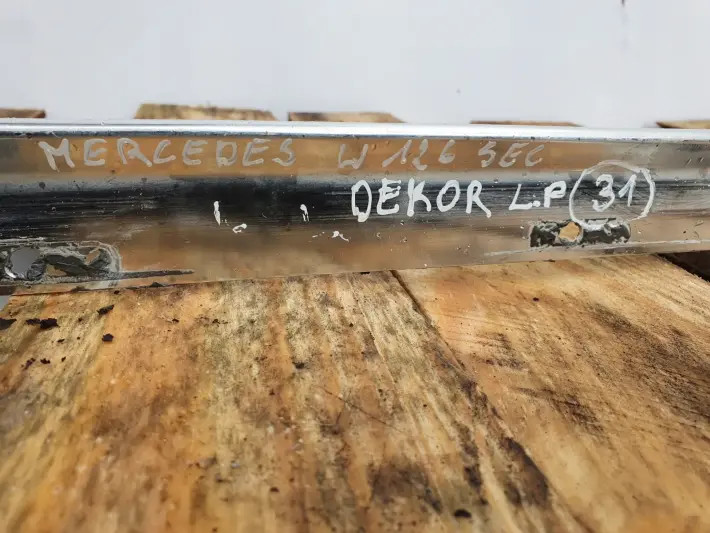 Mercedes W126 C126 SEC LISTWA SZYBY LEWA PRZEDNIA