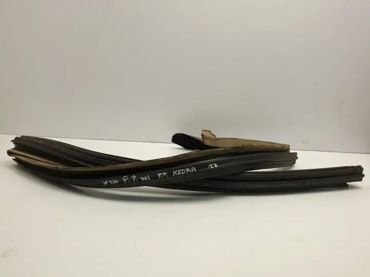 Mercedes W126 SEC PRAWA PRZEDNIA USZCZELKA Kedra