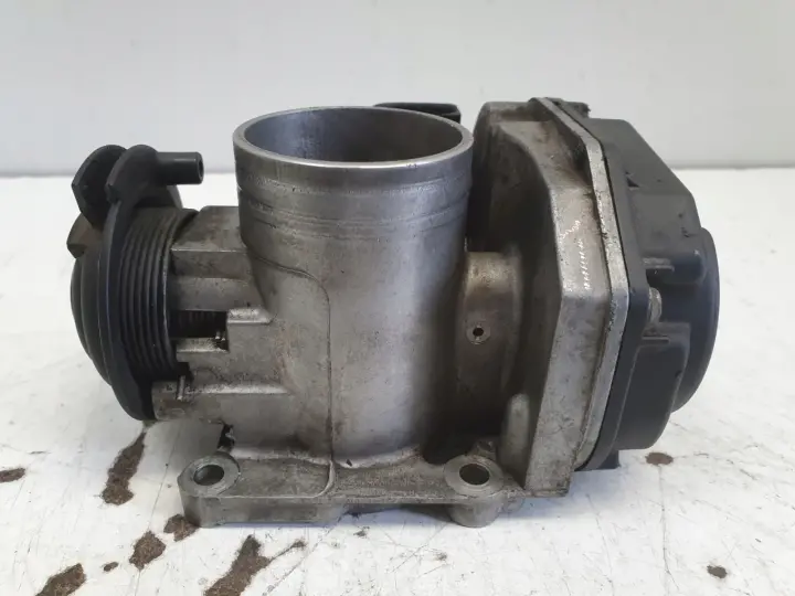 VW Bora 1.4 16V PRZEPUSTNICA 030133064F