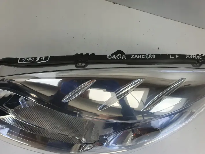 Dacia Sandero 08-12r PRZEDNIA LAMPA LEWA lewy przód