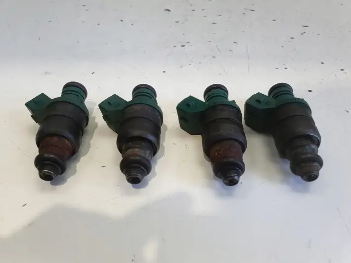 Audi A3 8L 1.6 8V WTRYSKIWACZ wtrysk 037906031AA