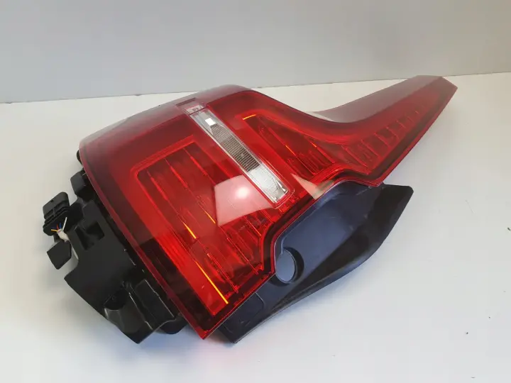 Volvo V60 II 18-24r TYLNIA TYLNA LAMPA LEWA lewy tył 32291358