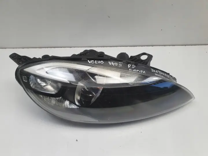 VOLVO V40 II 12-19r PRZEDNIA LAMPA PRAWA PRAWY PRZÓD europa 31283327