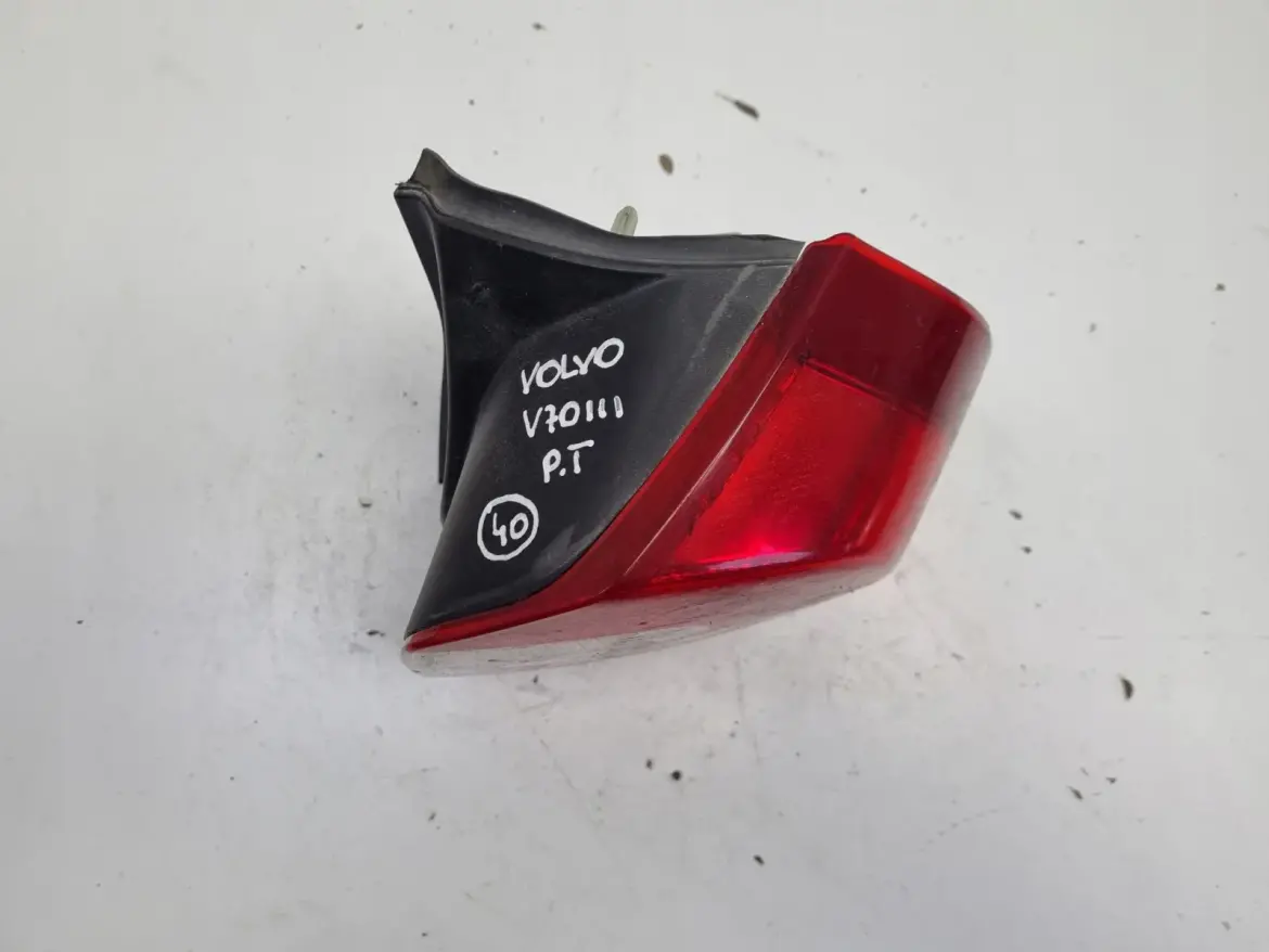 Volvo V70 III XC70 TYLNIA TYLNA LAMPA PRAWA prawy tył LED 31276840