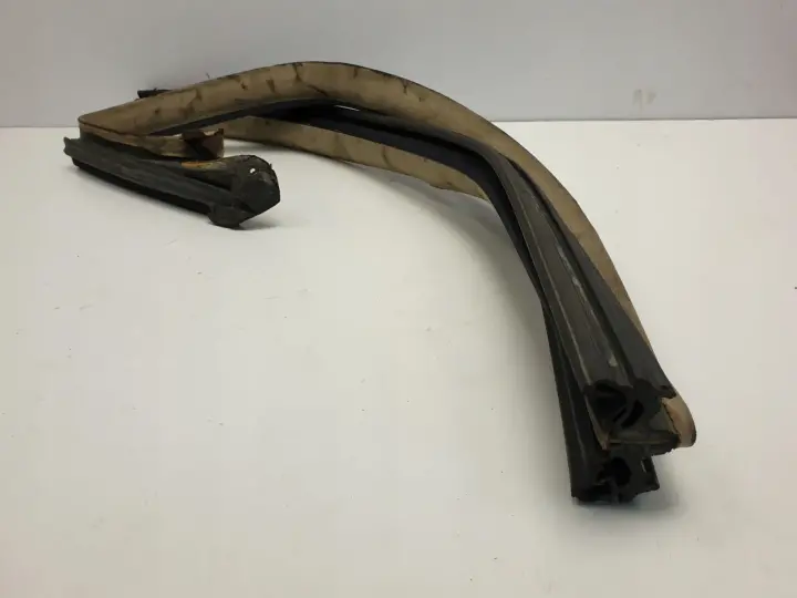 Mercedes W126 SEC PRAWA PRZEDNIA USZCZELKA Kedra
