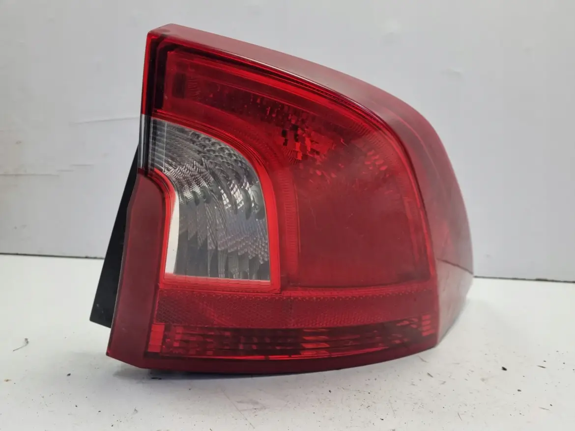 Volvo S60 II 10-13r TYLNIA TYLNA LAMPA PRAWA prawy tył ŁADNA