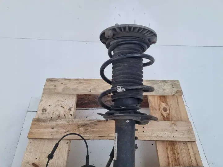 BMW F30 2.0 D PRAWY PRZEDNI AMORTYZATOR Piasta zwrotnica przód 6791579
