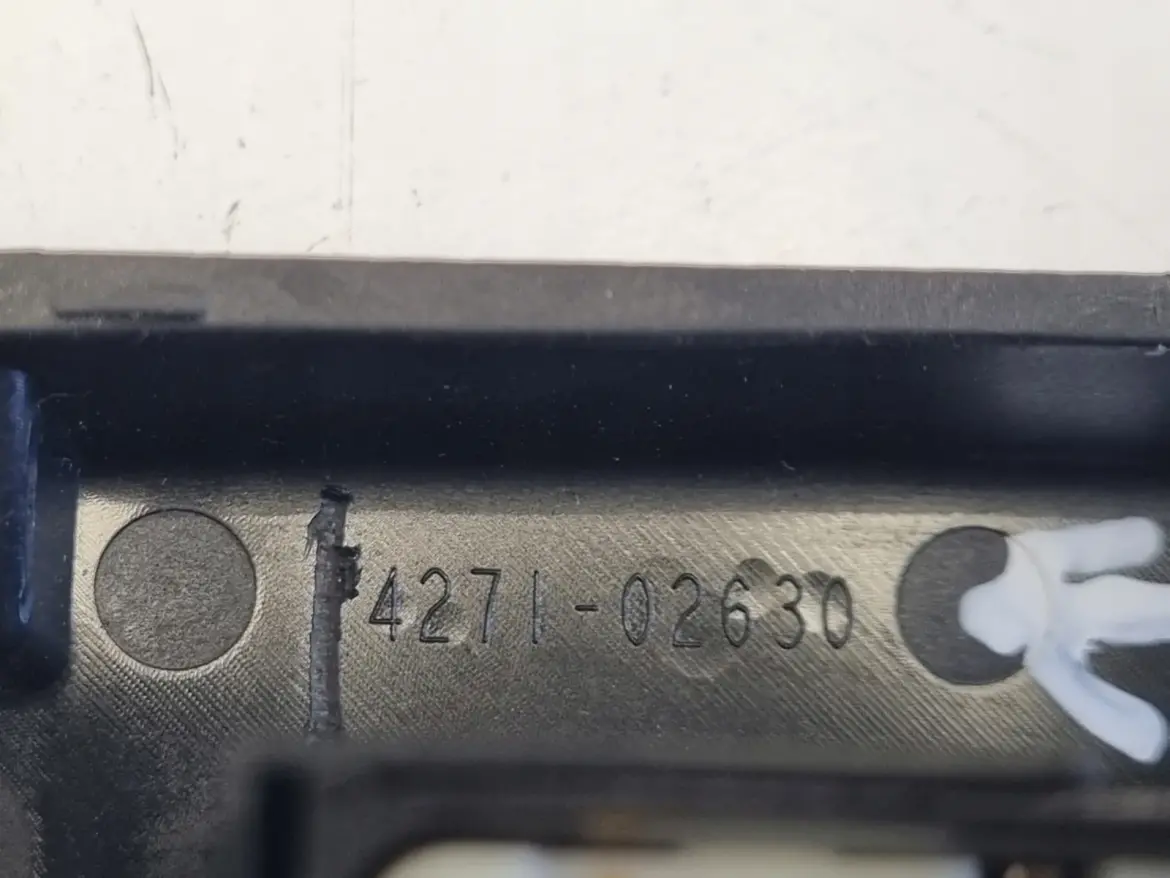 Toyota Auris II LEWY PRZEŁĄCZNIK TYLNEJ SZYBY Panel 4271-02630