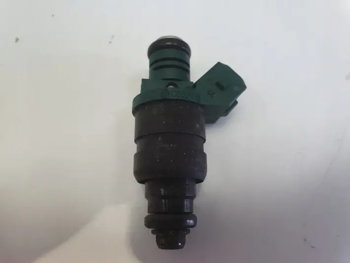 Audi A3 8L 1.6 8V WTRYSKIWACZ wtrysk 037906031AA