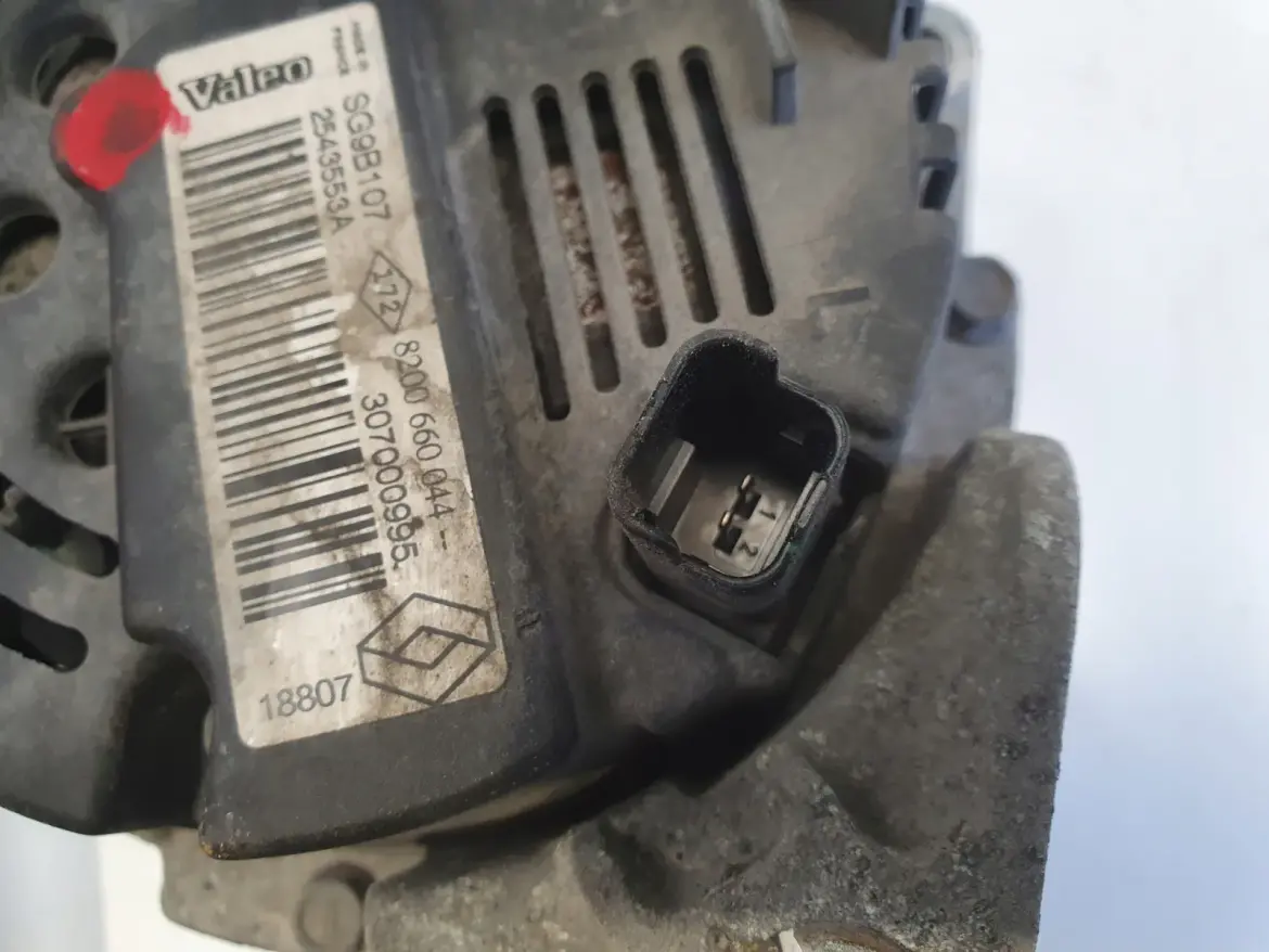 Renault Clio II 1.2 16V ALTERNATOR 8200660044 valeo
