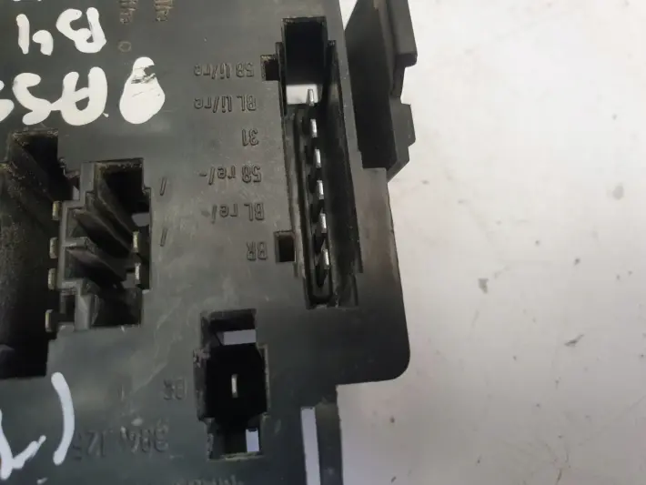 Passat B4 kombi WKŁAD TYLNEJ LAMPY Lewy tył kierowcy 3A9945257